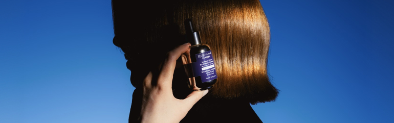 Mannequins roux et bruns tenant dans la main le Super Serum Revitalisant Fortifiant Formule Avancée