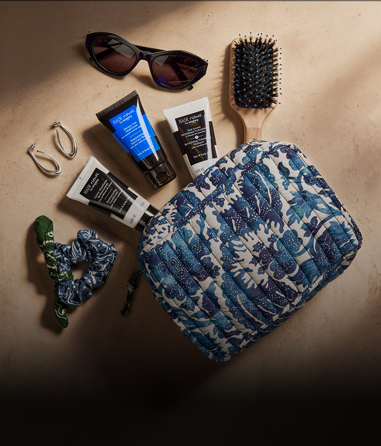 Soins Lavants et Brosse Brillance et Douceur au format voyage Hair Rituel by Sisley dans une trousse de toilette